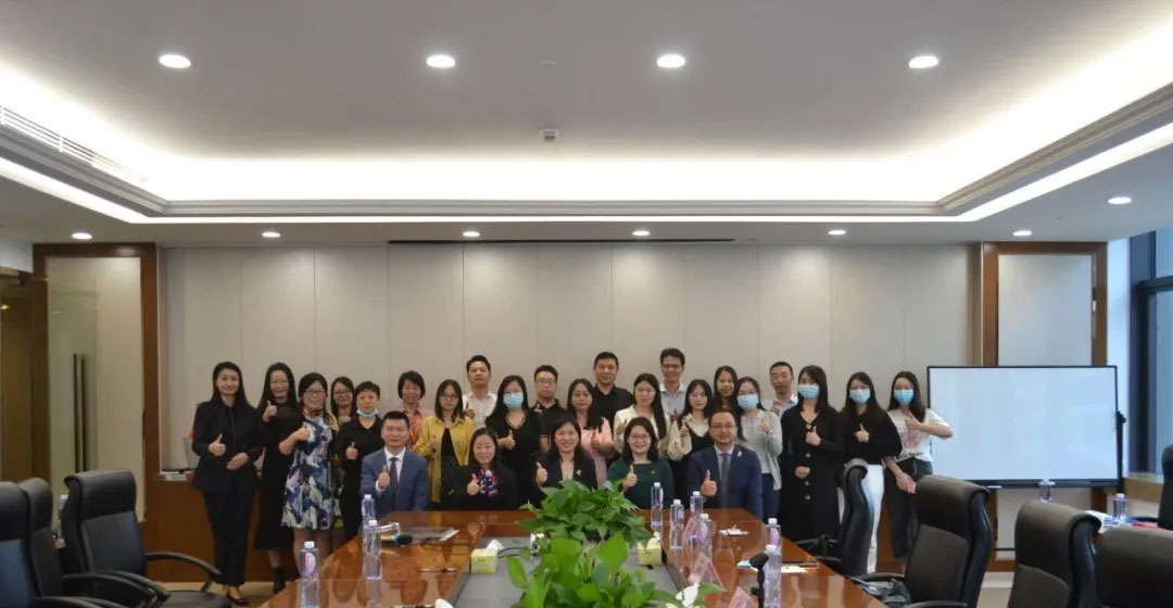 最后，兩位律師還為到場的園區(qū)企業(yè)家就實(shí)際工作中遇到的相關(guān)法律問題進(jìn)行了解答，并與大家共同合影留念。